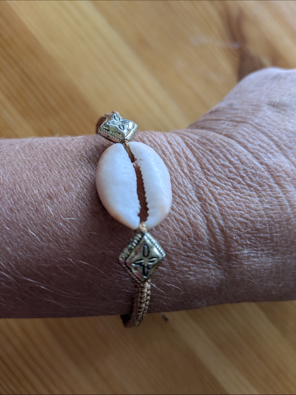 Bracelet Macrame Cowie Gold-Tone Shell Charm Bracelet in White